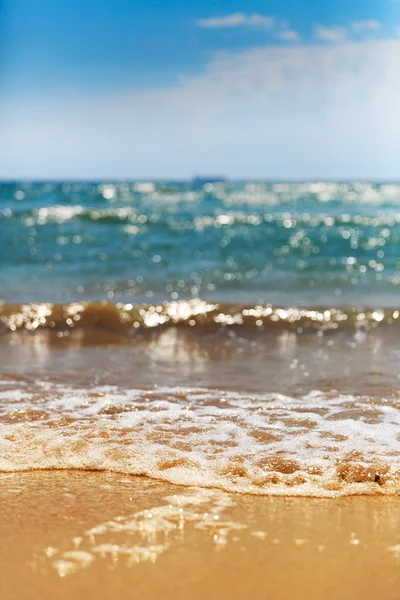 Línea costera tranquila con olas —  Fotos de Stock