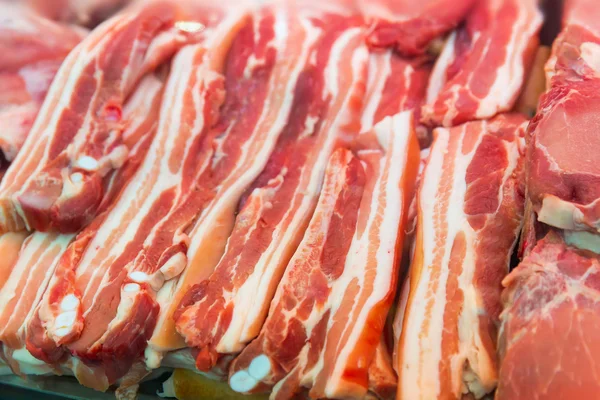 Molte fette di carne cruda — Foto Stock