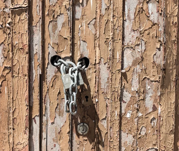 Vecchia porta in legno ragged — Foto Stock