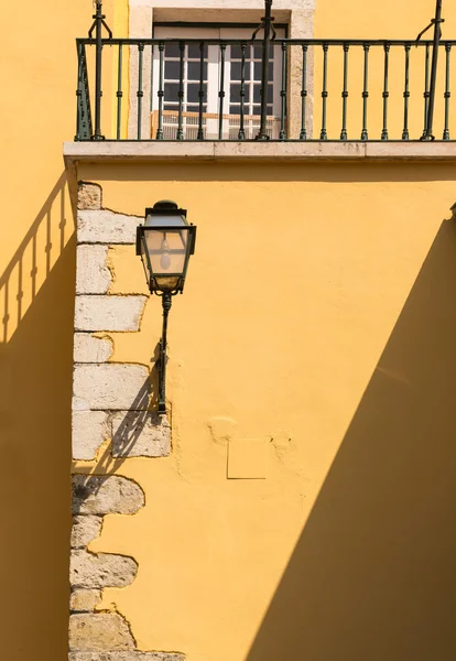 Lanterna na casa europeia amarela — Fotografia de Stock