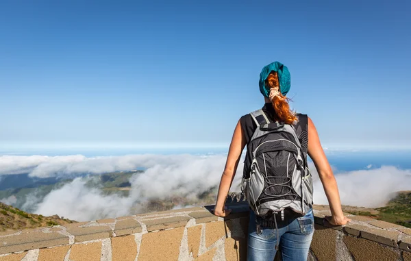 女の子ハイキング山の旅行者 — ストック写真