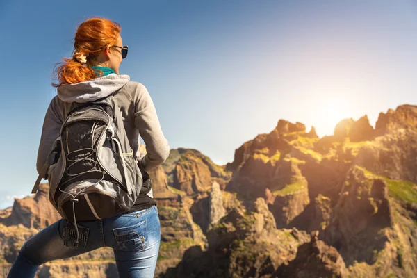 女の子ハイキング山の旅行者 — ストック写真