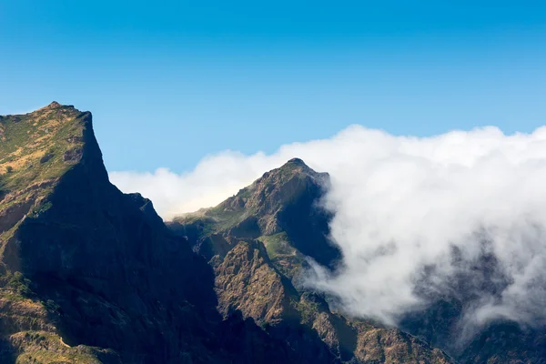 Hermosas montañas en las nubes —  Fotos de Stock