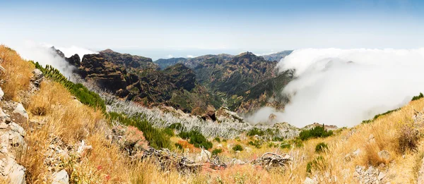 Belas montanhas em nuvens — Fotografia de Stock