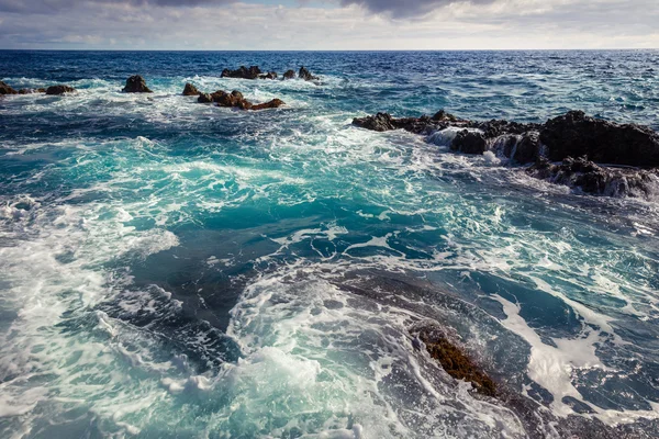 Oceano áspero com ondas — Fotografia de Stock