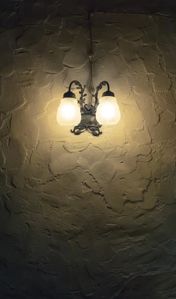 Lanterna na parede no escuro — Fotografia de Stock