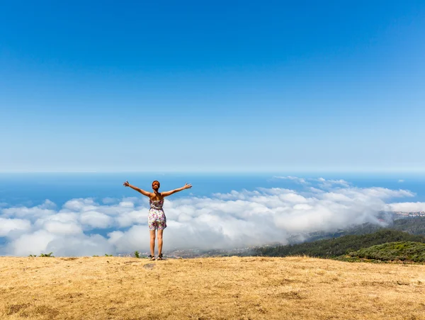 Woman on the mountain peak — Stock Photo, Image