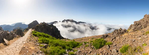 Schöne Berge in Wolken — Stockfoto