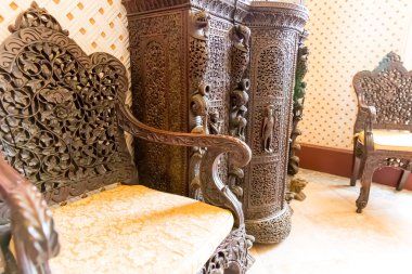 Lüks ahşap koltuklar