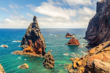 Kayalık sahil ile yaz okyanus