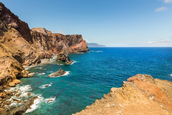 Oceano de verão com costa rochosa — Fotografia de Stock