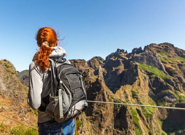 Jeune femme dans les montagnes — Photo