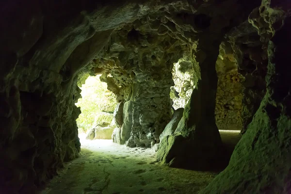 Fluss fließt in die Höhle — Stockfoto