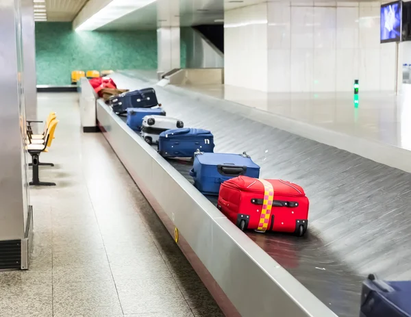 Equipajes en el cinturón del aeropuerto —  Fotos de Stock