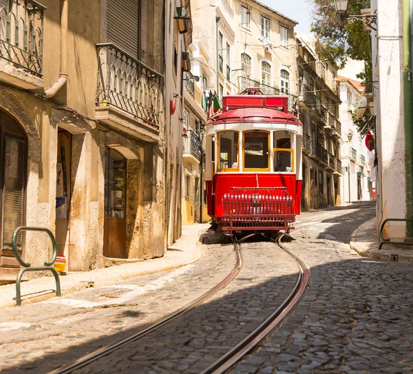 Eléctrico na rua estreita — Fotografia de Stock