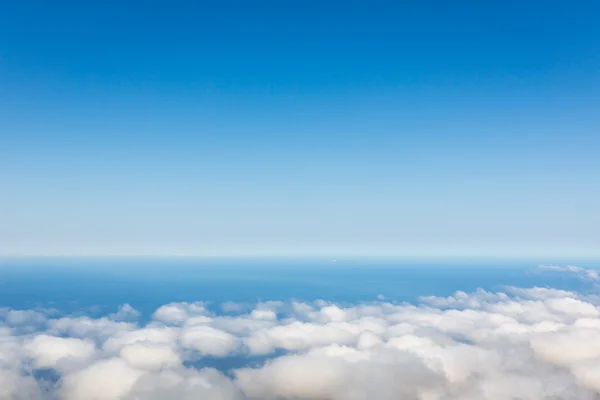 Klara himlen ovanför molnen — Stockfoto