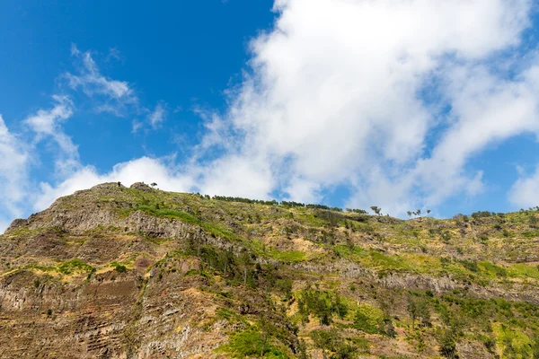 Paisagem de montanhas com canyon — Fotografia de Stock