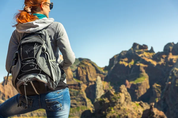 Junge Frau in den Bergen — Stockfoto