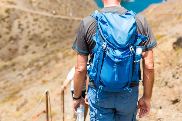 Tourist wandert im Gebirge — Stockfoto