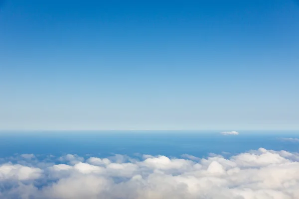 Ясное небо над облаками — стоковое фото