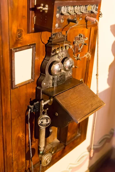 木製のアンティーク電話 — ストック写真