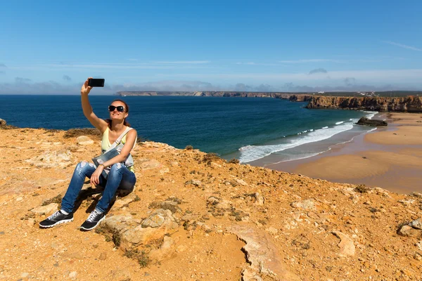 Femme faisant selfie sur la plage — Photo