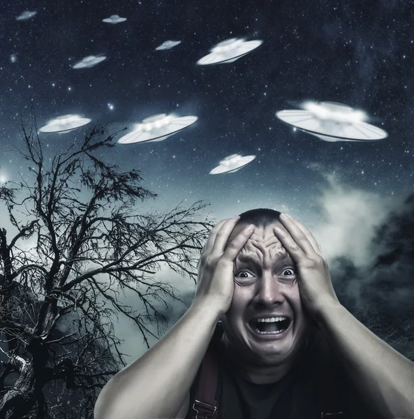 Çığlık Ufo adam tarafından korkuttu — Stok fotoğraf