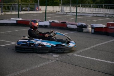 Yarış pistine odaklanmış bir yarışçının oynadığı heyecan verici bir go-kart sahnesi. Dinamik bir açık hava ortamında yarış heyecanıyla yakalanmış..