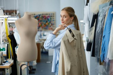 Gelişmekte olan moda profesyoneli çevresel olarak sürdürülebilir öngörüleri olan bir ceket örneği sunar. Moda tasarımcısı yenilikçi sergiler