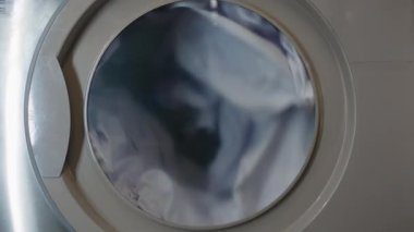 Temizlik işlemi. Çamaşır makinesinin içi çamaşır makinesiyle dolu.