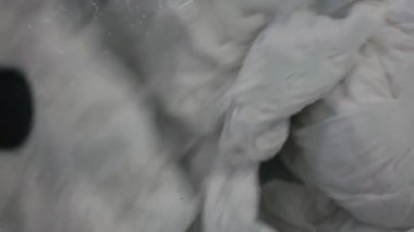 Çamaşır makinesi temizleme işlemi. Çamaşır makinesinin içi çamaşır makinesiyle dolu.