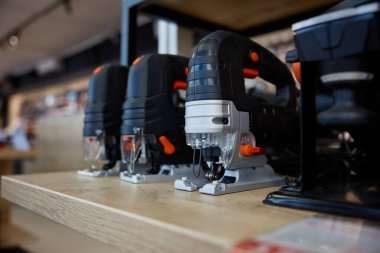 Sağlam ahşap bir rafta bir dizi yapboz düzgünce dizilmiştir.