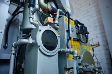 Bir endüstriyel makine açıkça sarı uyarı işareti gösteriyor. Uyarı işareti, yakın çekim görüntüsü