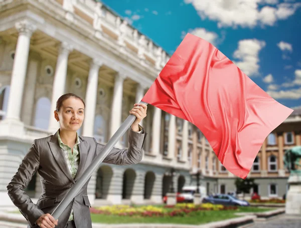 Bir kırmızı bayrak tutan kadın — Stok fotoğraf