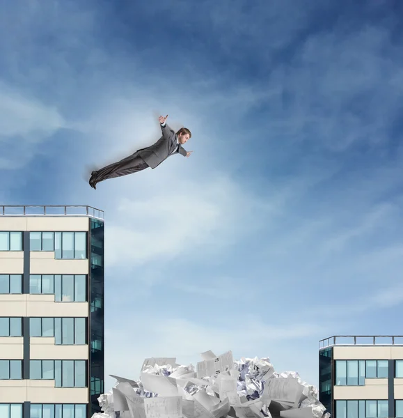 Бизнесмен прыгает к документам — стоковое фото