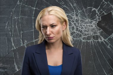 Kırık cam arkasındaki kadın