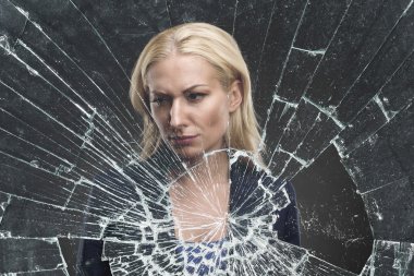 Kırık cam arkasındaki kadın