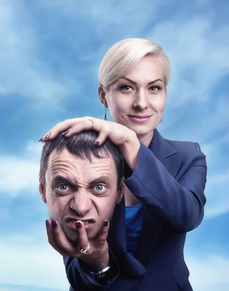 Vrouw met iemands hoofd in hand — Stockfoto