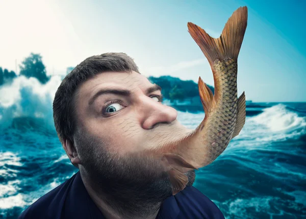 Hombre comiendo pescado — Foto de Stock