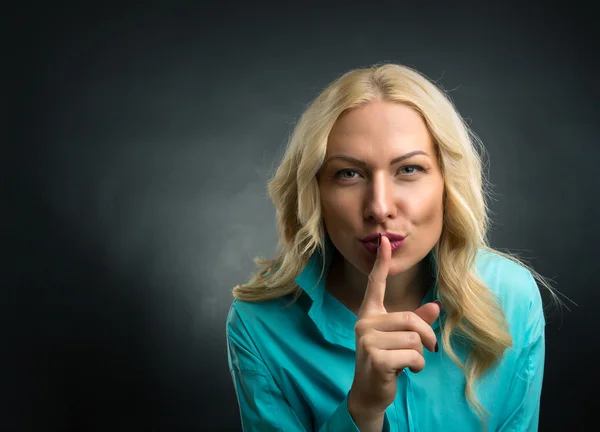 Frau zeigt Schweigezeichen — Stockfoto