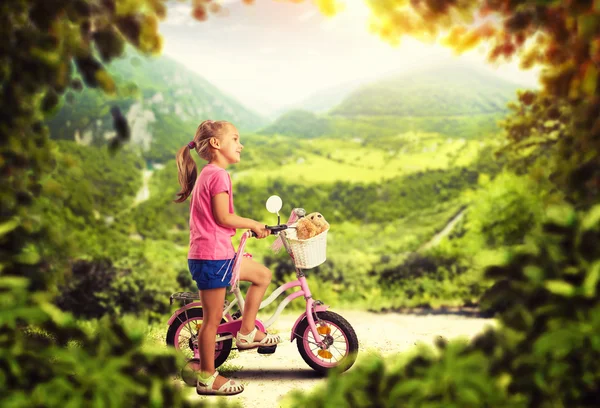 Menina de ciclismo — Fotografia de Stock