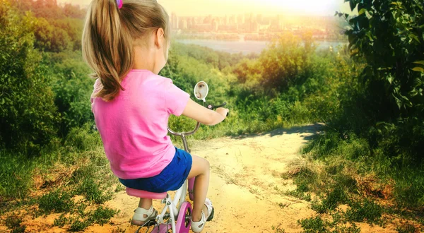 Menina de ciclismo — Fotografia de Stock