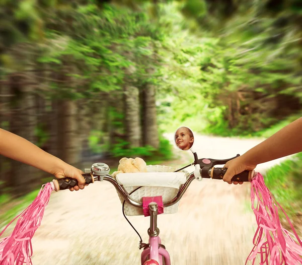 Menina de ciclismo — Fotografia de Stock