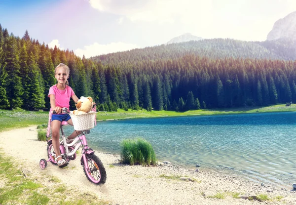Menina de ciclismo — Fotografia de Stock