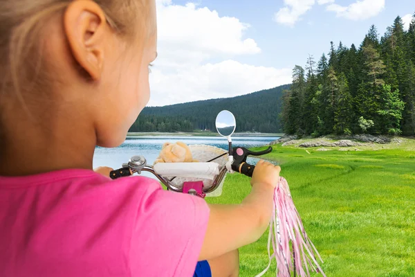 Little girl cycling — Stock Photo, Image