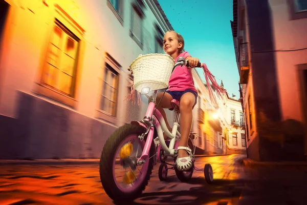 Menina de ciclismo — Fotografia de Stock