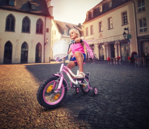 Menina de ciclismo — Fotografia de Stock