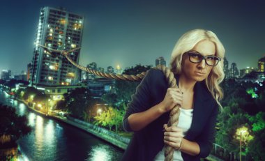 büyük bina çekerek kadın