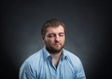 Kapalı gözlerle rüya adam