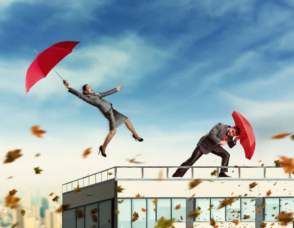 Empresários com guarda-chuvas no arranha-céu — Fotografia de Stock